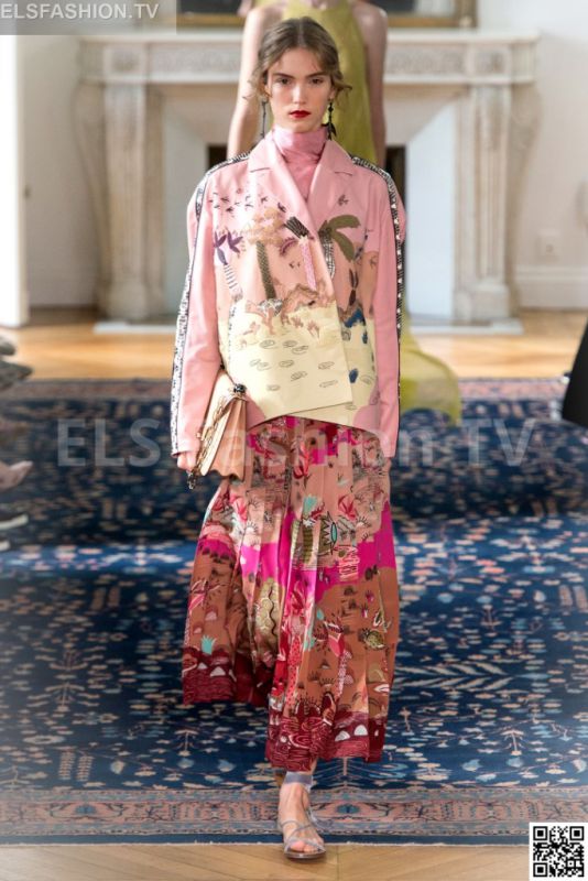 Valentino SS 2017 PFW access to view full gallery. #Valentino #PFW17